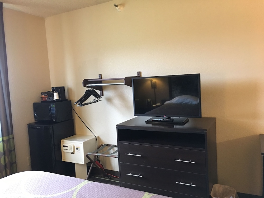 Super 8 by Wyndham Weston WV 6/20