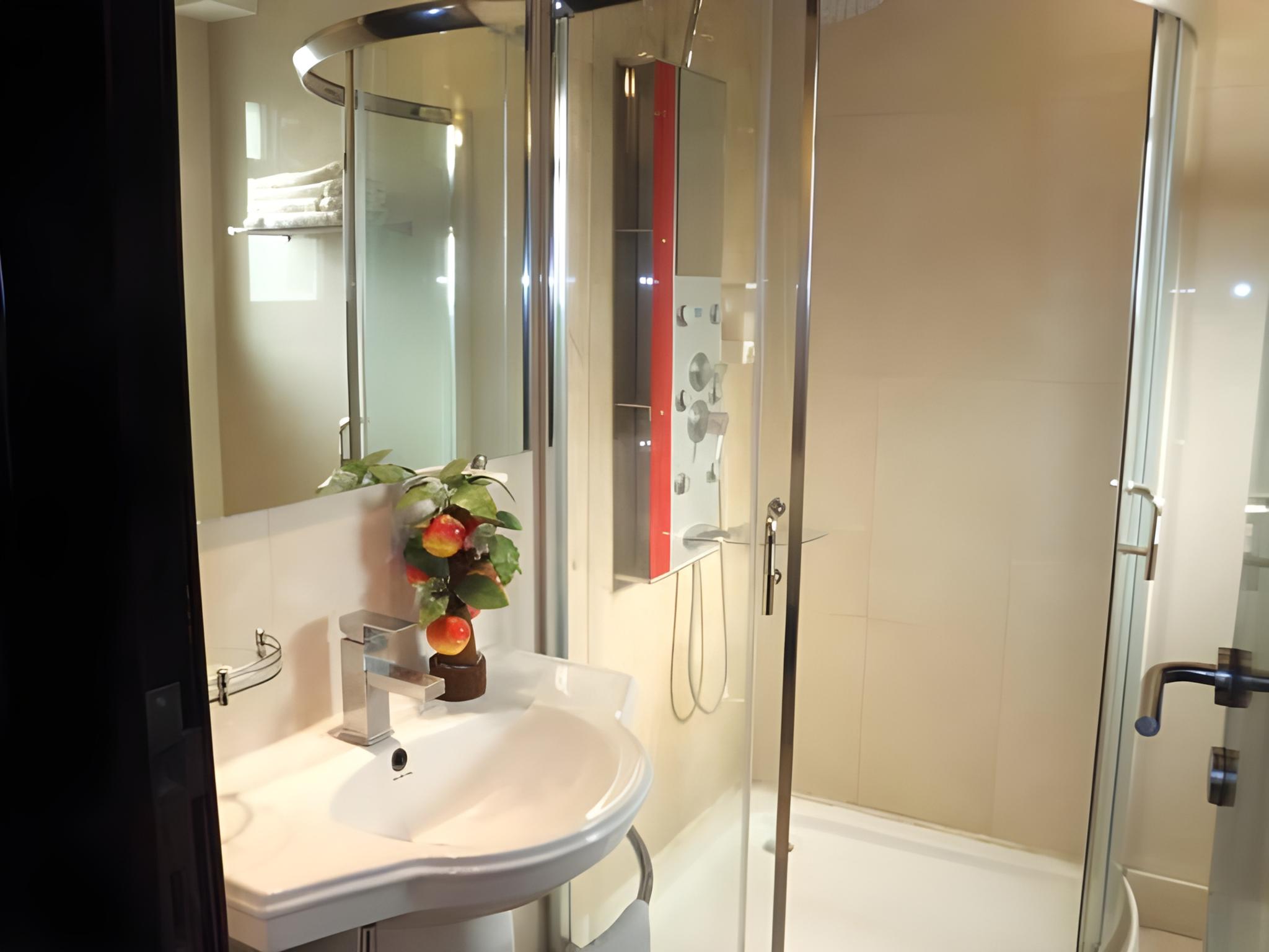 Meridian Plaza Hotel 33/34