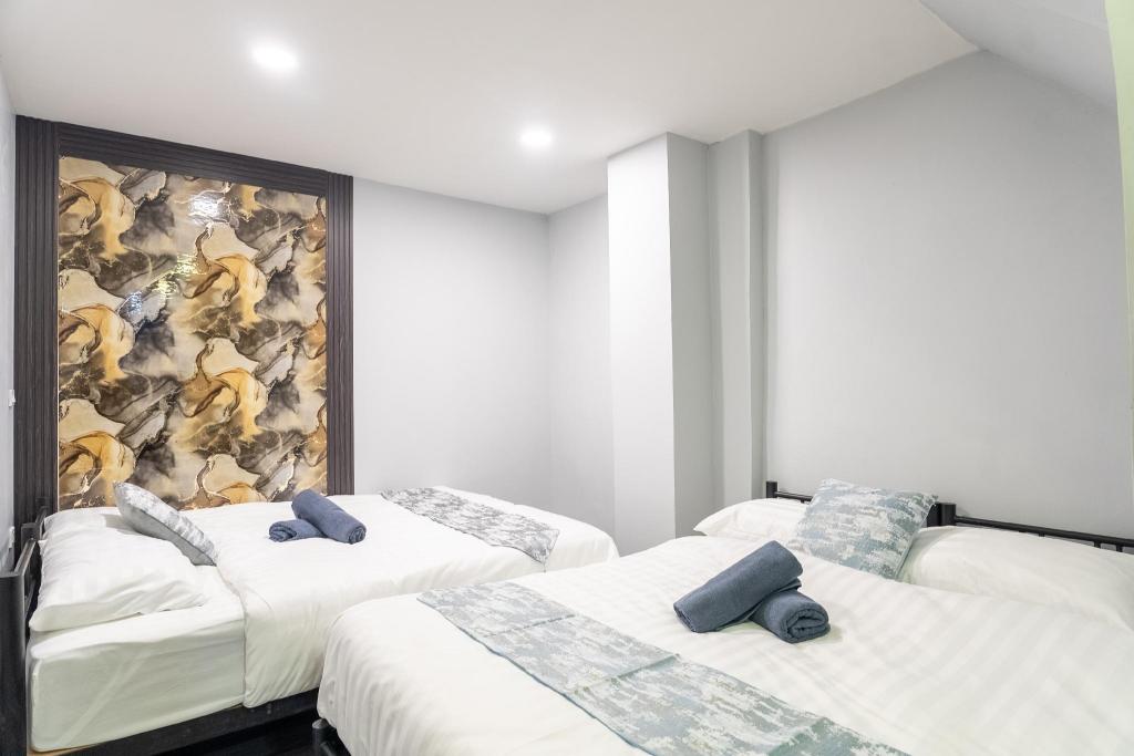 Type A, Deluxe, 2 Queen Beds