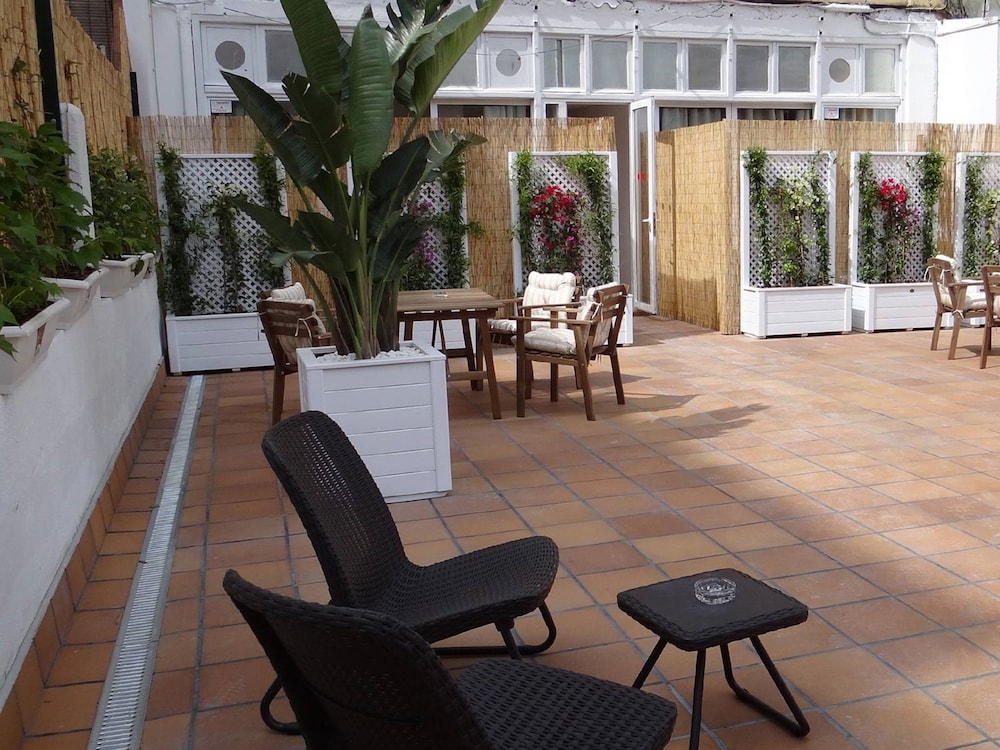Balkonis Hostal 64/68
