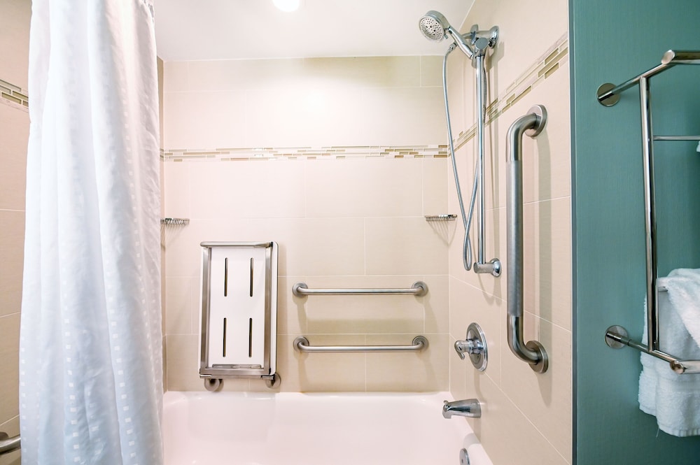 غرفة قياسية بسريرين كينج لذوي الإعاقة، Holiday Inn Charlottesville-Univ Area 2/4