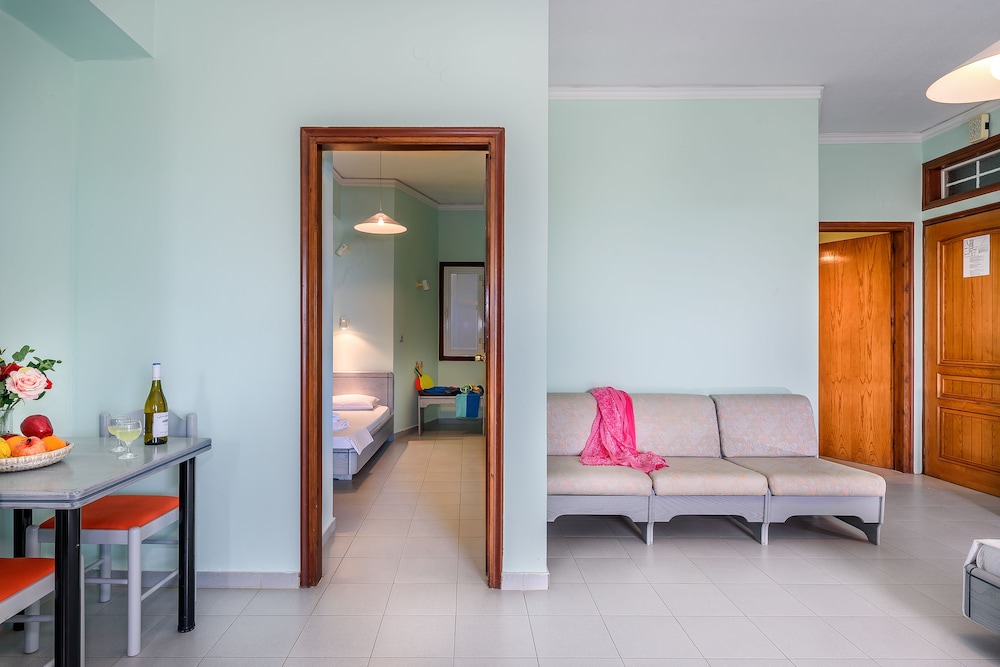 LOULADAKIS APARTMENTS 44/63