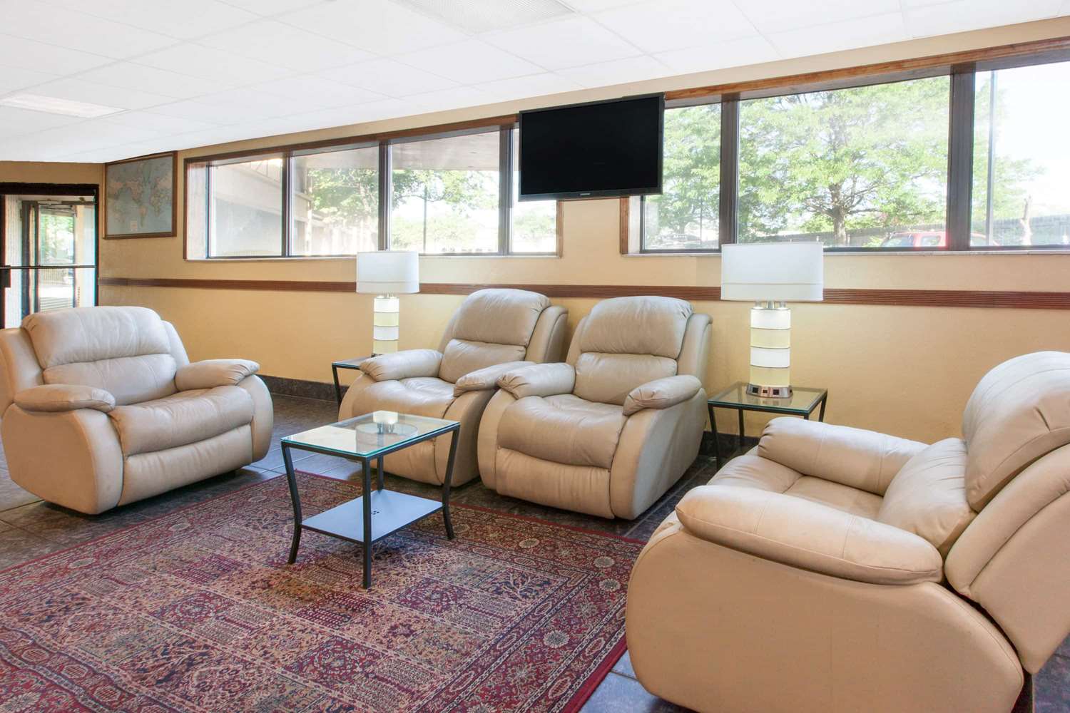 Days Inn & Suites by Wyndham Madison Heights MI 14/20