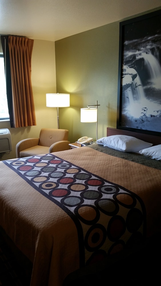 Super 8 by Wyndham Wheeling/Saint Clairsville OH Area 15/36