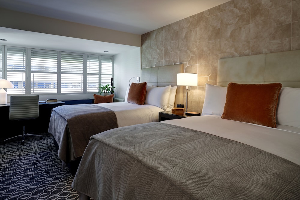 DELUXE, 2 DOUBLE BEDS