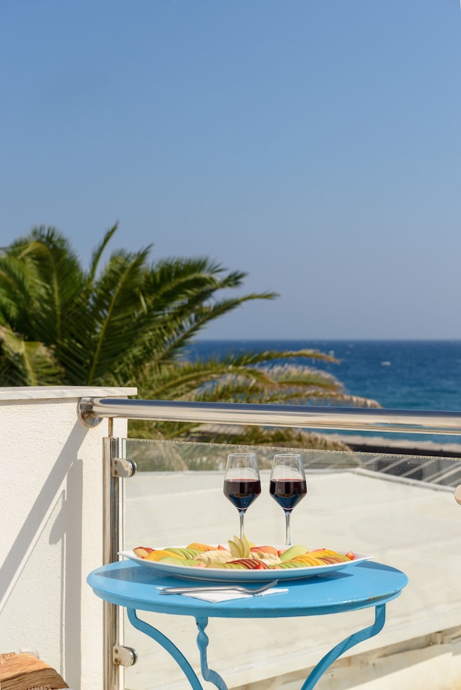 Alesahne Beach Hotel 65/74
