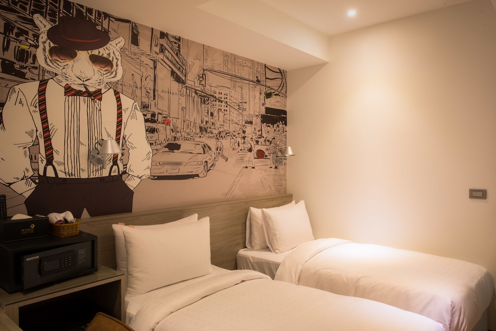 BUDGET, TWIN BEDS, NO WINDOW