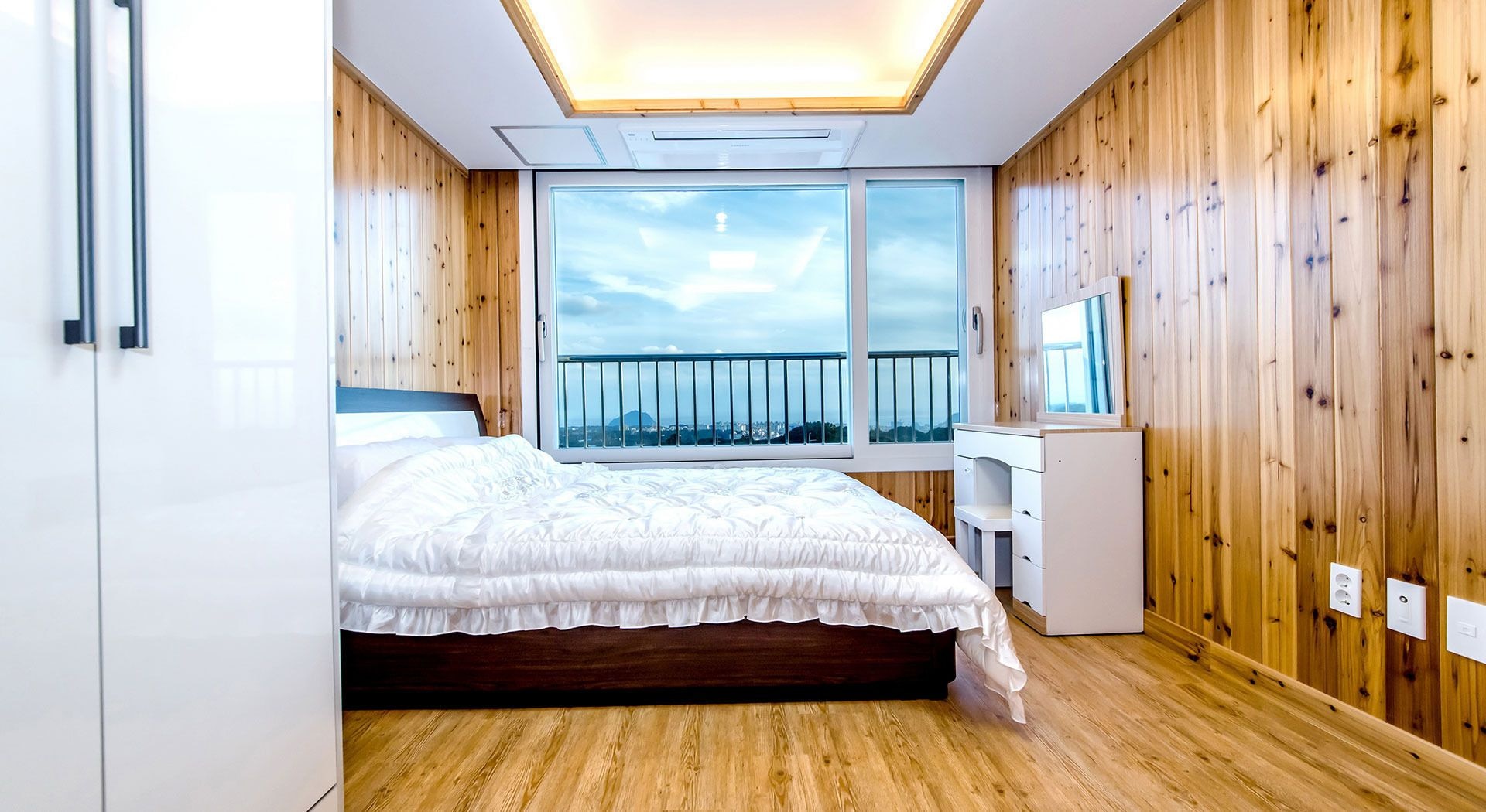 PREMIER, QUEEN BED, OCEAN VIEW, 22 PYEONG