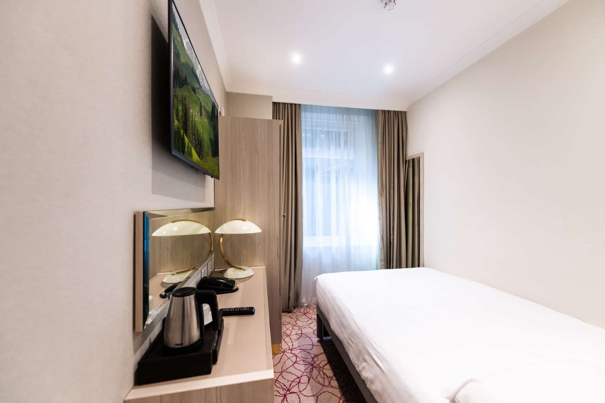ROOM, SINGLE