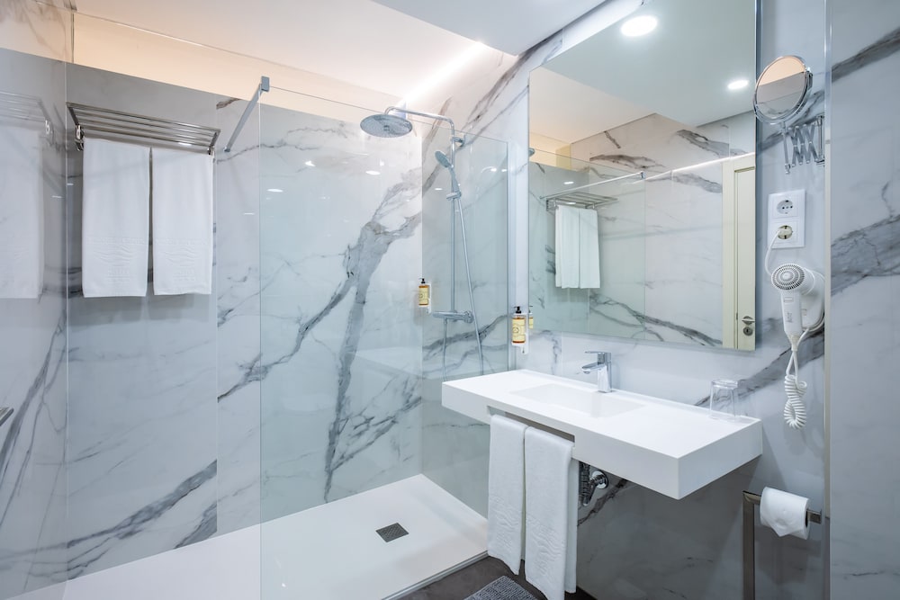 SIGNATURE, DOUBLE BED, HOT TUB