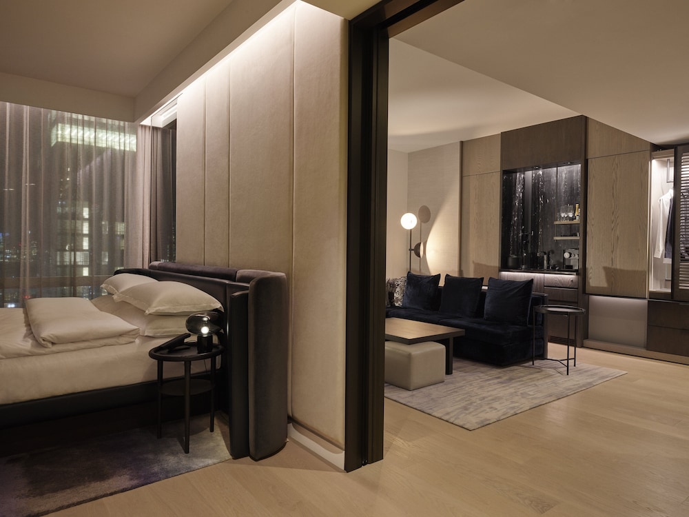 1 BEDROOM, SUITE, KING BED, SKYLINE VIEW, CORNER