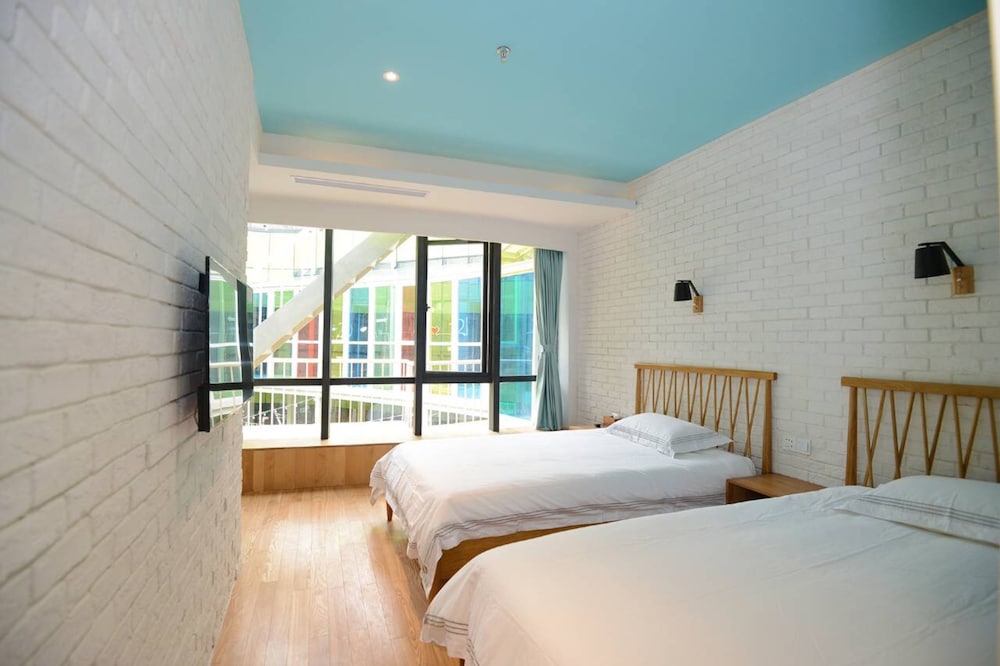 J Trip Youth Hostel 10/37