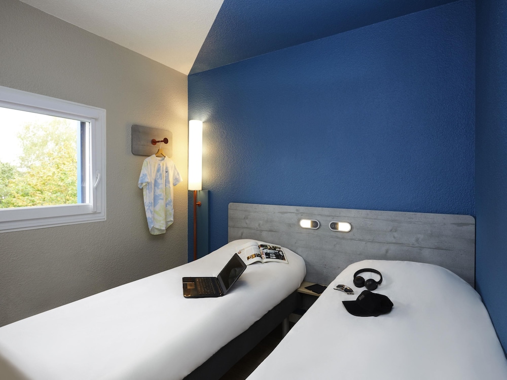 ROOM, TWIN BEDS
