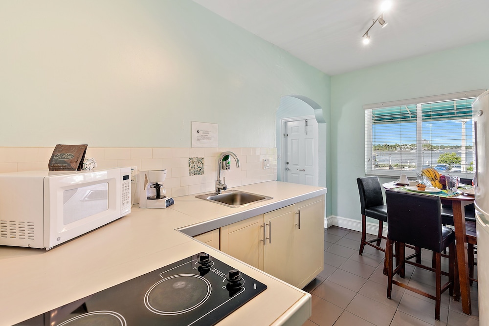 Hollywood Beachside Boutique Suites 23/46