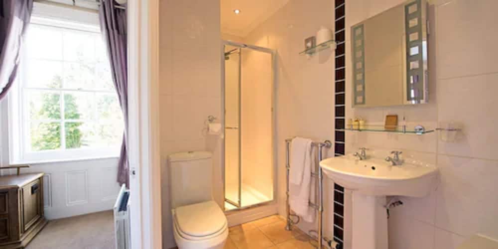 Woodlands Lodge Hotel 46/48