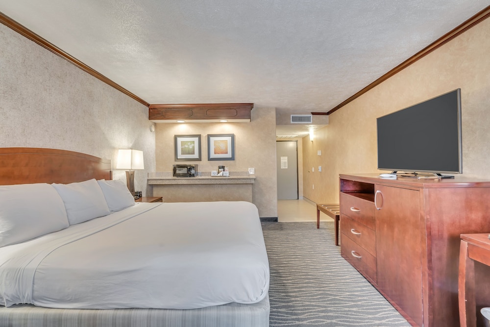 ROOM, QUEEN BED