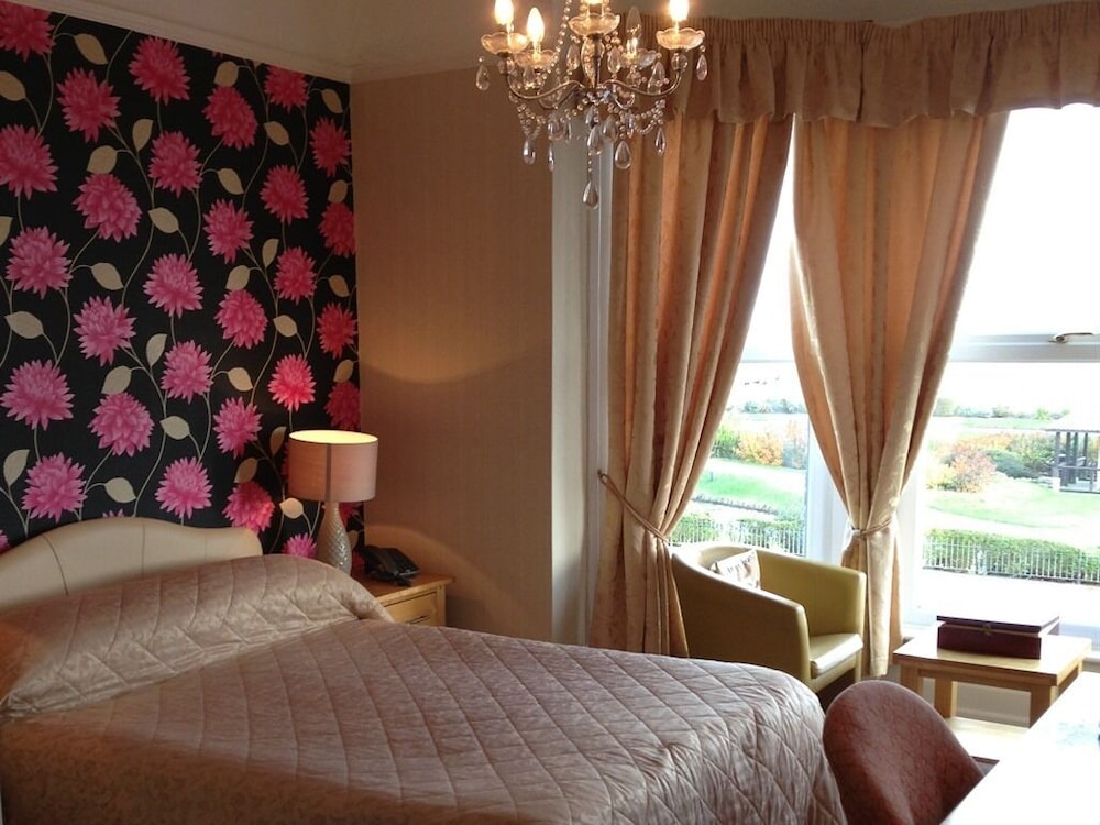 Furzedown Hotel 31/74
