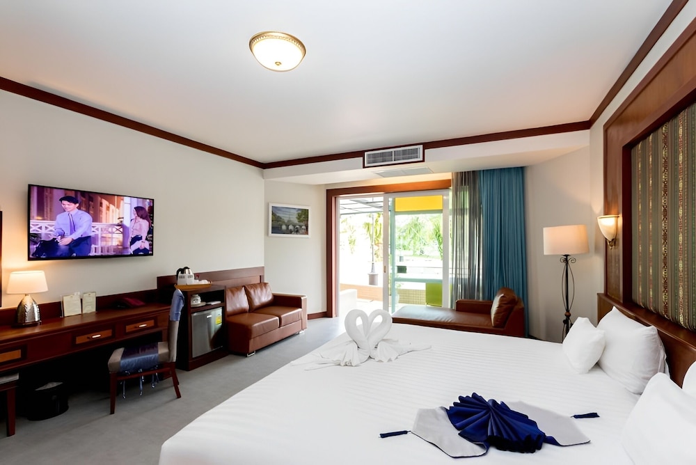 EXECUTIVE, SUITE, POOL FRONT
