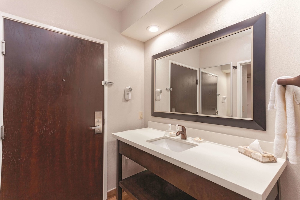 La Quinta Inn & Suites by Wyndham Knoxville North I-75 20/58