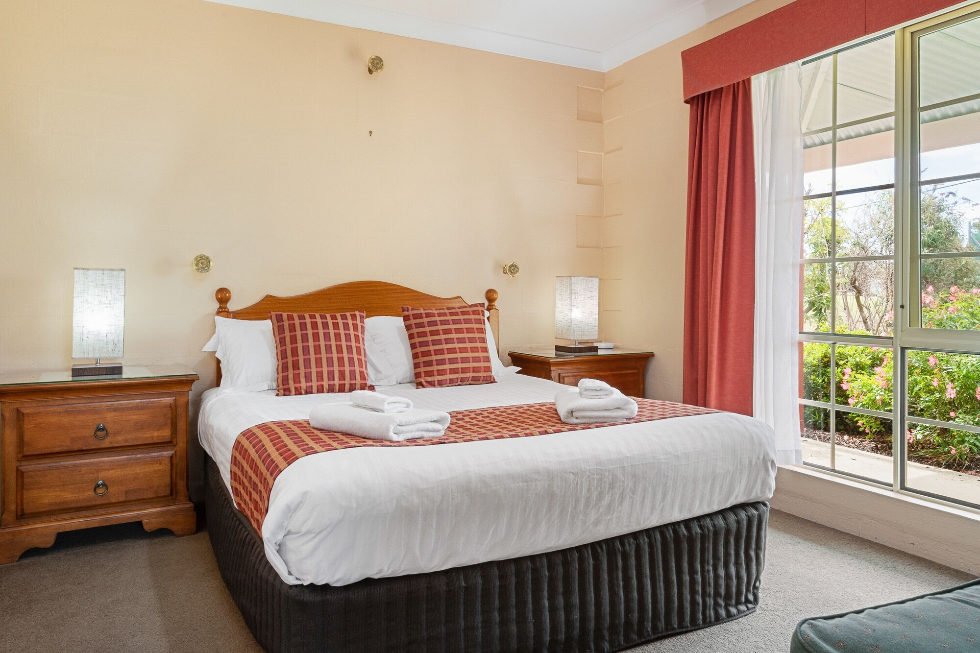 2 Bedrooms, Cherry, Family, Cottage, 1 Queen and 3 Single Beds