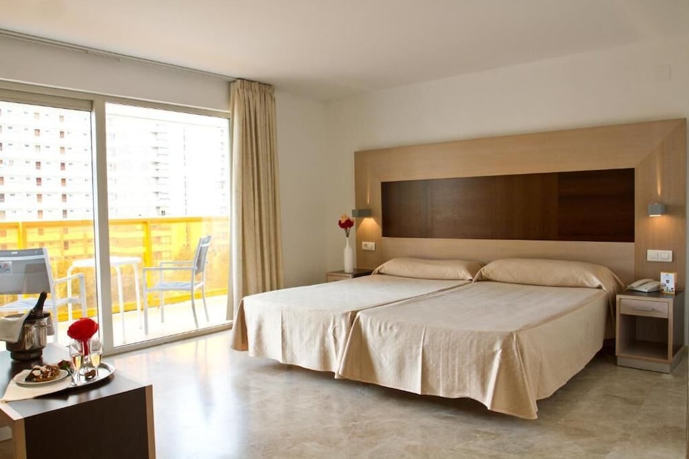 Dynastic Hotel 8/36
