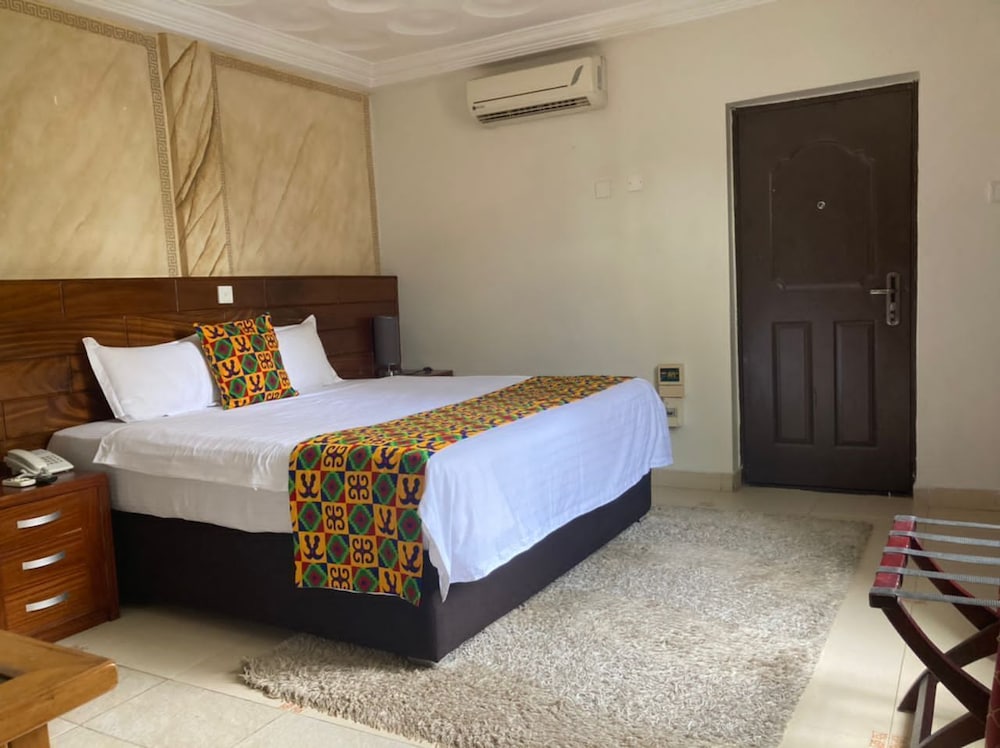 Airport West Hotel 25/75