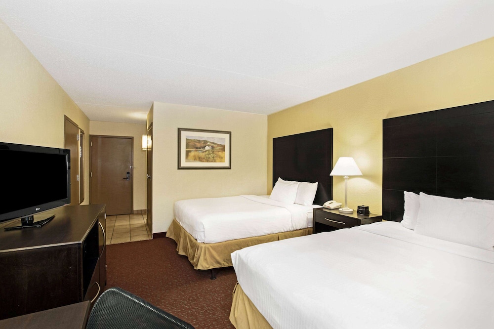 جناح بسريرين كوين، La Quinta Inn Suites Salina 3/4