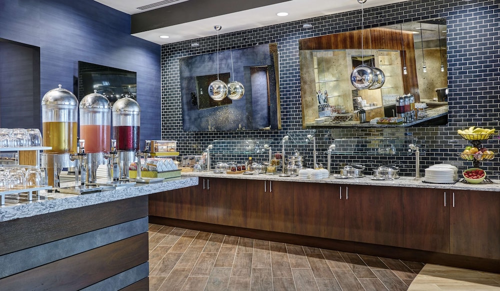 DOUBLETREE BY HILTON HOTEL CHARLOTTE 56/76