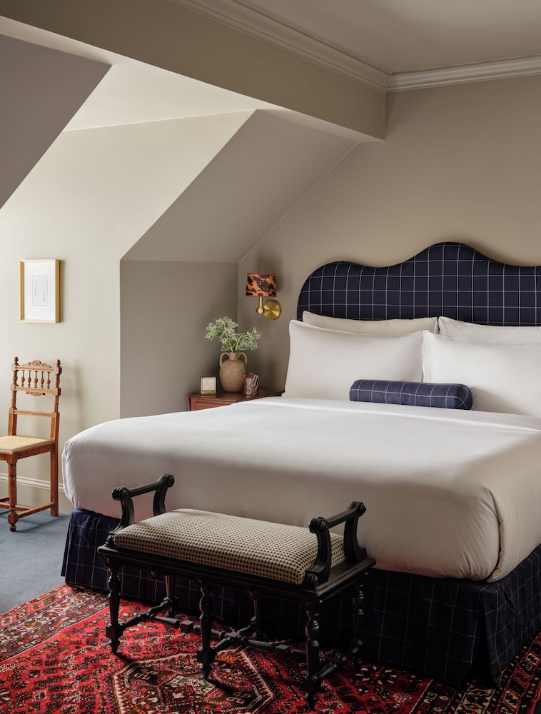 Suite, King Bed, Parlor