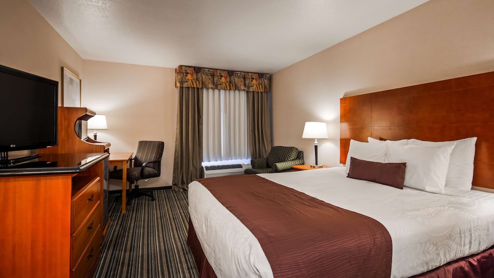 جناح عائلي بسرير كينج وسريرين كوين مع أريكة