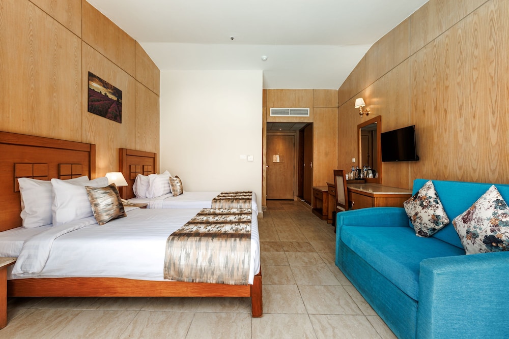 Swim Up, Queen Bed