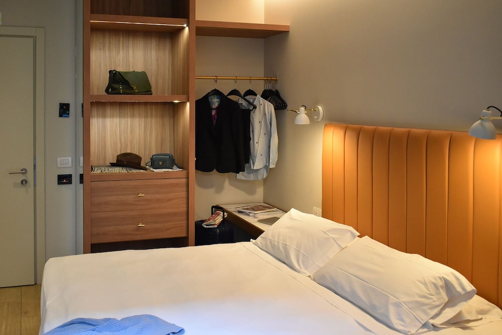 DELUXE, DOUBLE BED