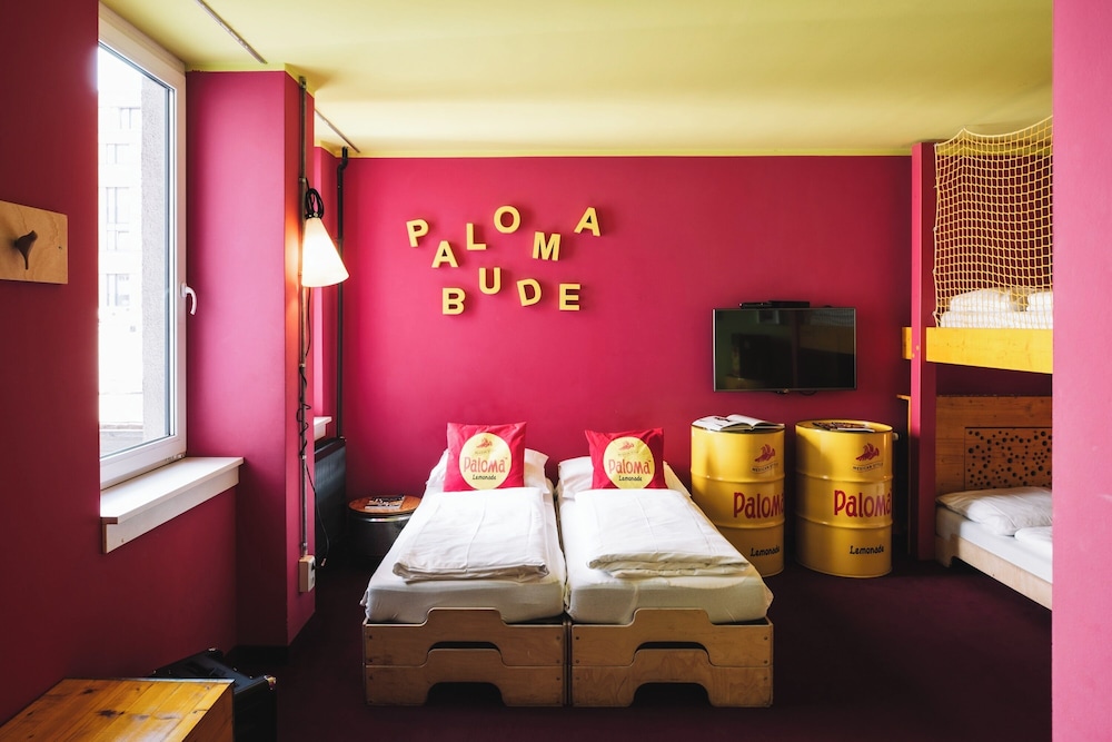 Bure, 1 Double and 4 Single Beds، Superbude St Georg 3/9