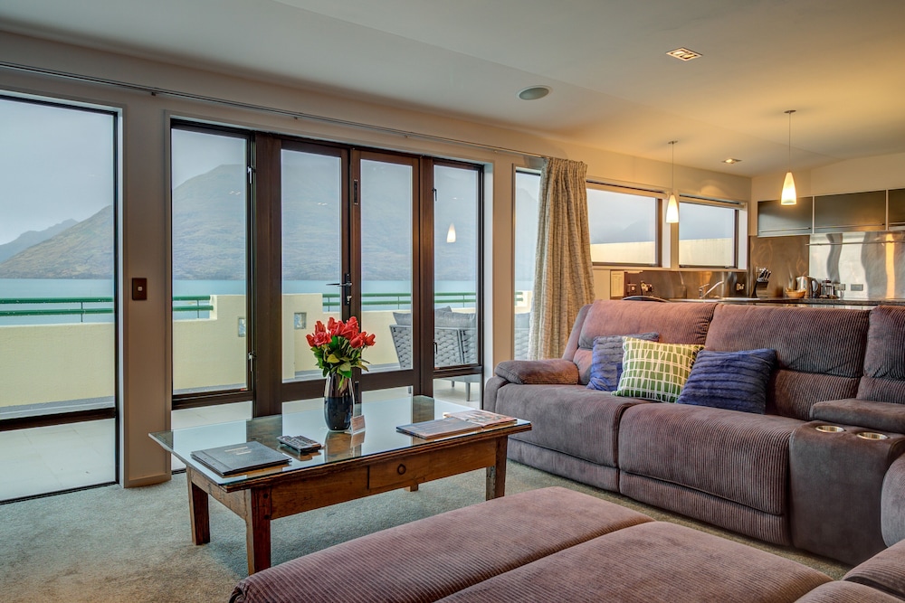 Lakefront Apartments and Lodges 23/49