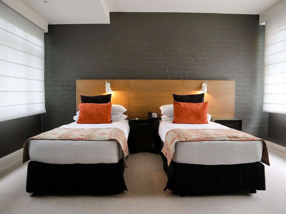 Harbour Rocks Hotel 23/70