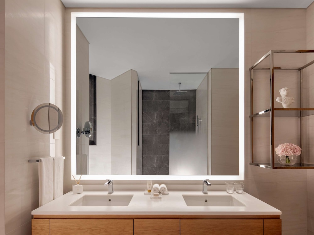 SLS Dubai Hotel and Residences 33/75