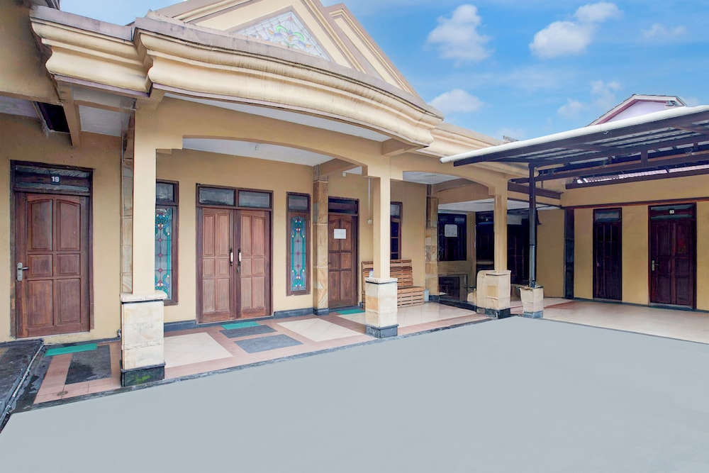 Hotel O Balikpapan near Taman Beruang Madu formerly Palm Cafe Inn 29/34