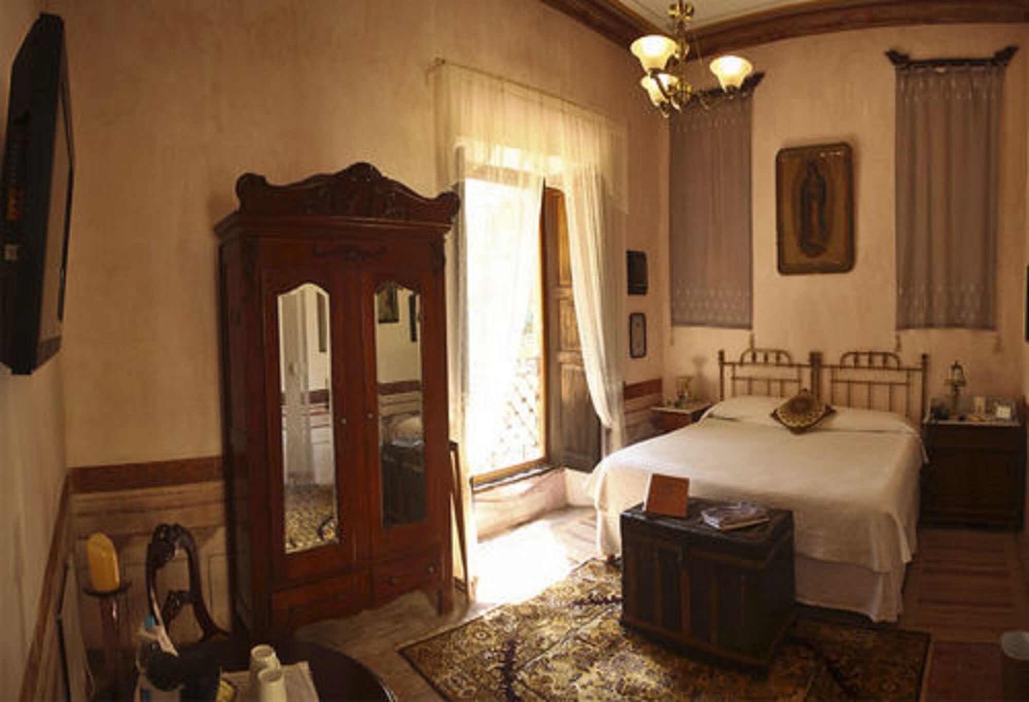 Junior Suite, King Bed, Courtyard Area