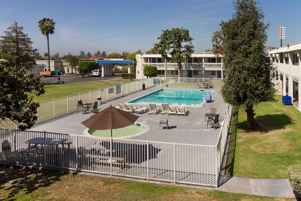 Motel6 Claremont, CA 47/54