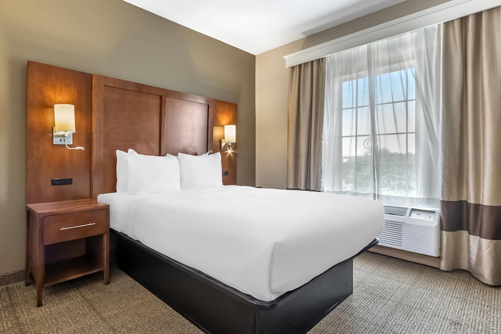 SUITE, QUEEN BED, ACCESSIBLE
