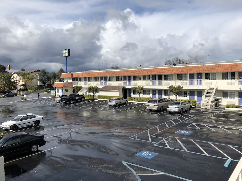 Gilroy Inn 27/33