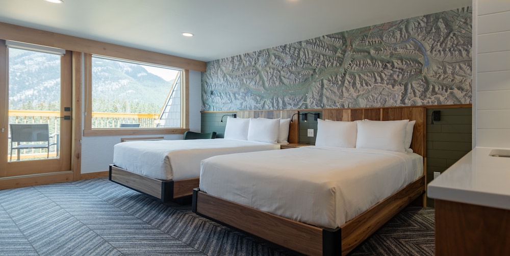 SUPERIOR, 2 QUEEN BEDS, MOUNTAIN VIEW