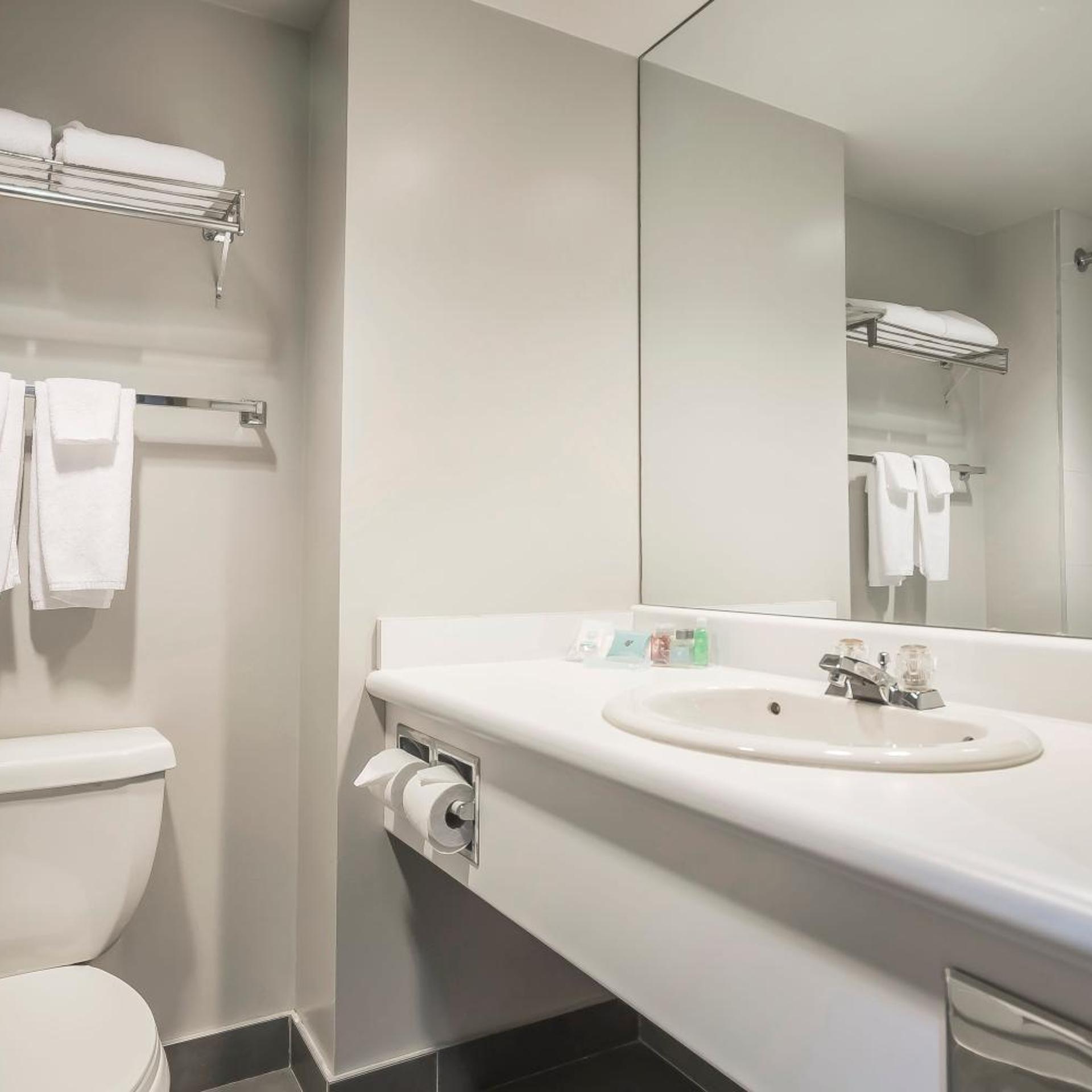 غرفة تنفيذية بسرير كينج وسريرين كوين، Best Western Plus Vancouver Airport Hotel 8/9