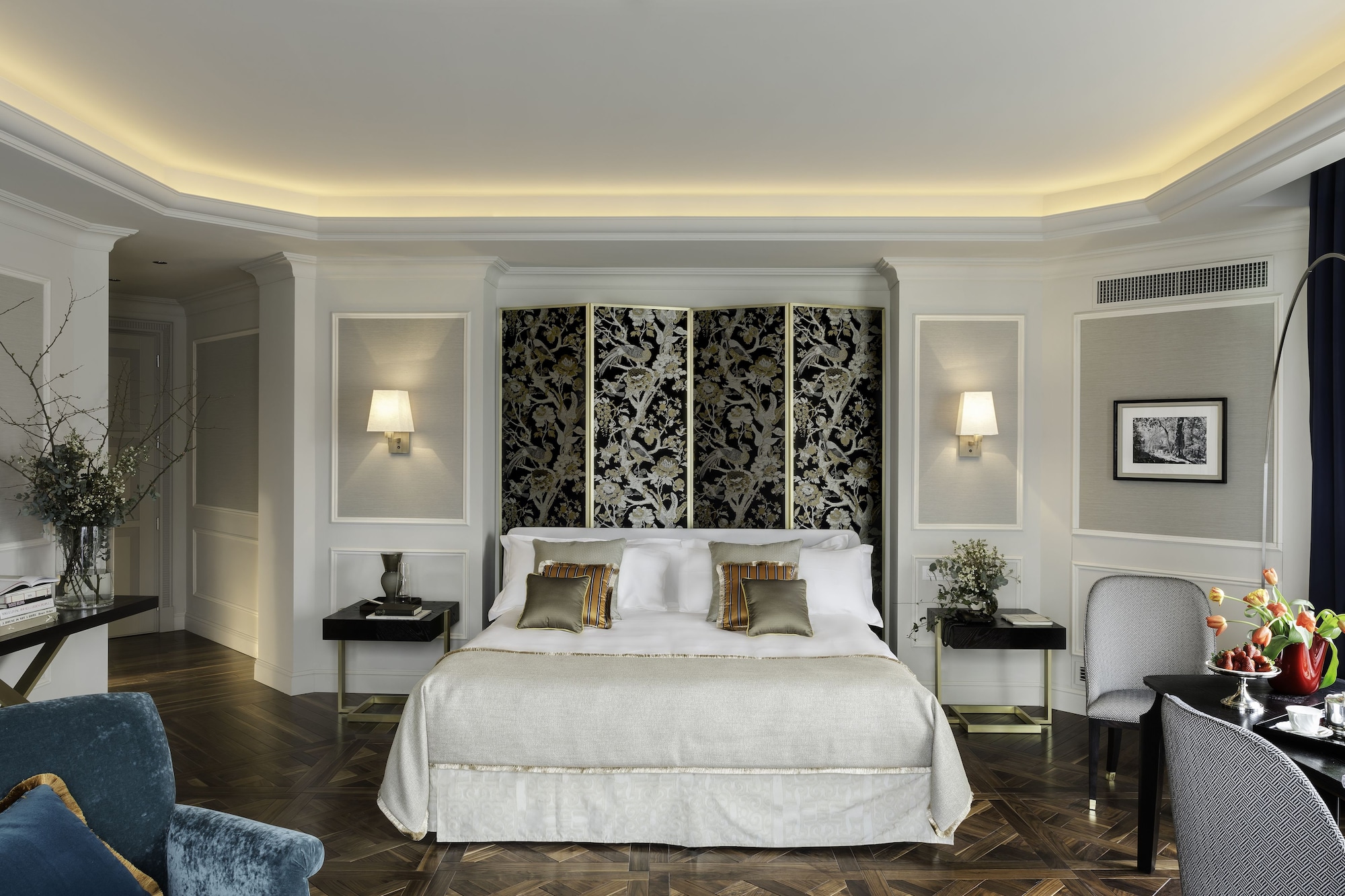 Junior Suite, King Bed, Lake View, Corner