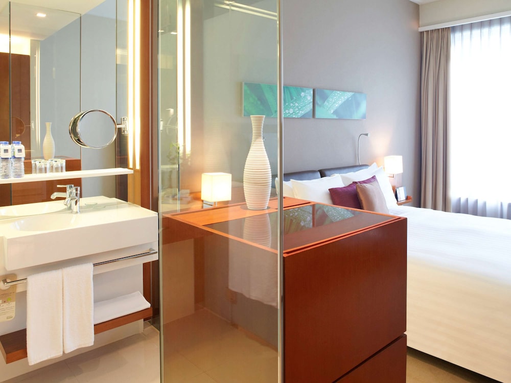 غرفة قياسية بسرير كوين، Novotel Citygate Hotel Hong Kong 4/8