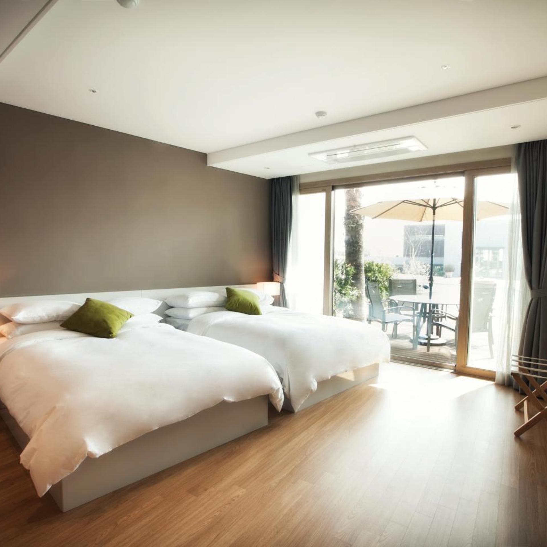 FAMILY, TWIN BEDS, PATIO, MAIN BUILDING
