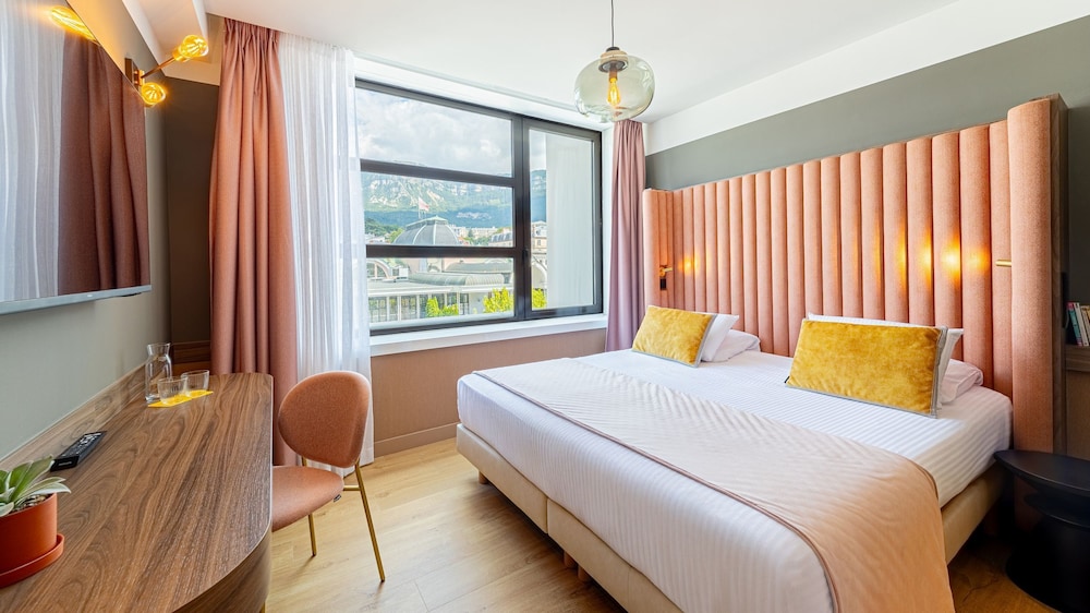 Casino, Spa, Suite, 2 Queen Beds, Sofa