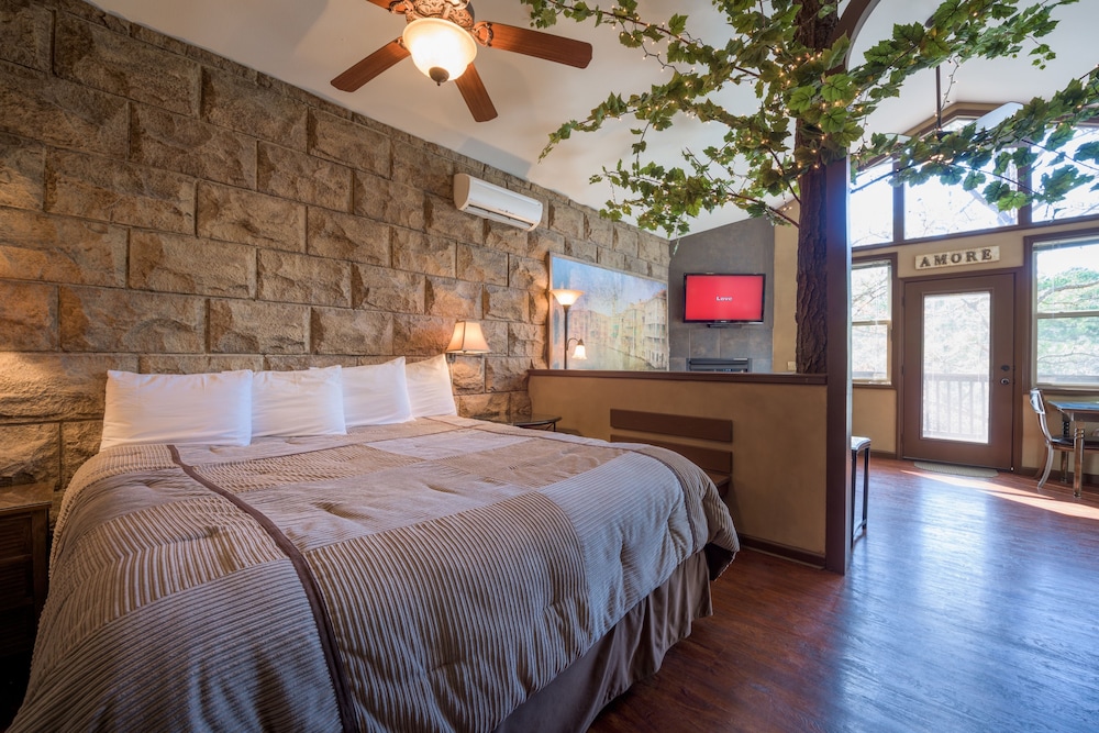 Eureka Springs Treehouses, Hobbit Caves &amp; Castles 8/52