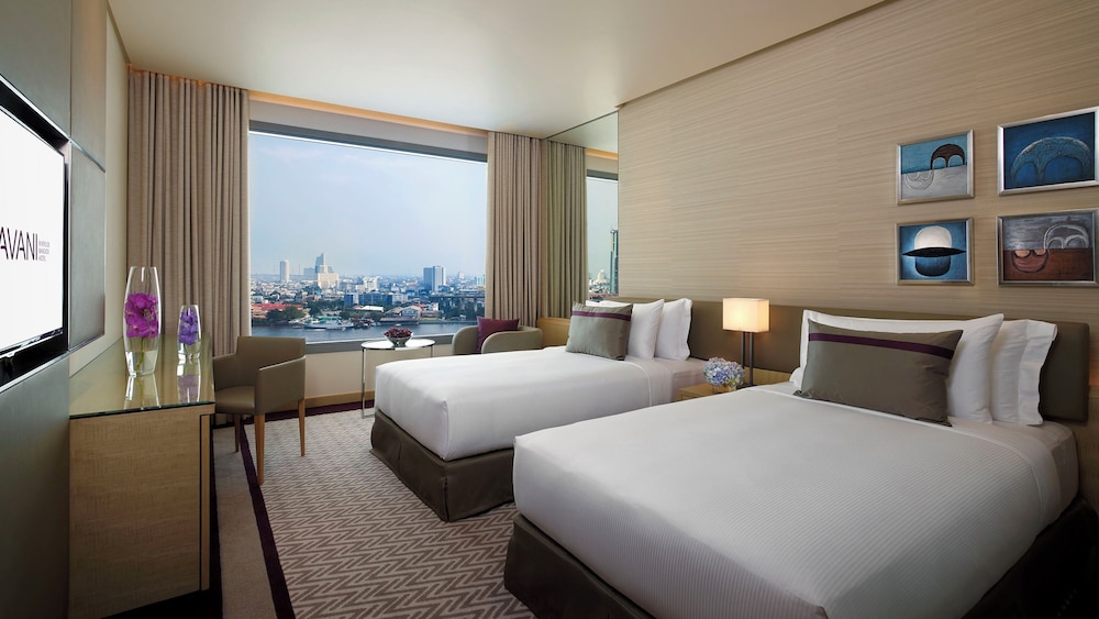 Room, King Bed, River and Skyline View