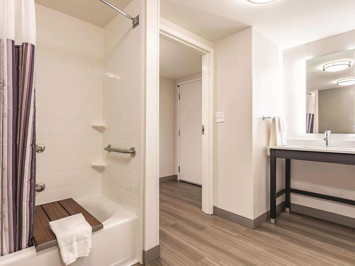 La Quinta Inn And Suites By Wyndham Salem Nh 40/42